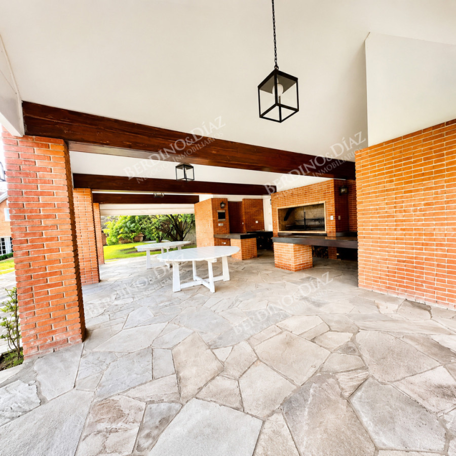 Casa ID.1886 - Chalet con Historia. Un Clásico de Punta del Este a 300 metros del mar