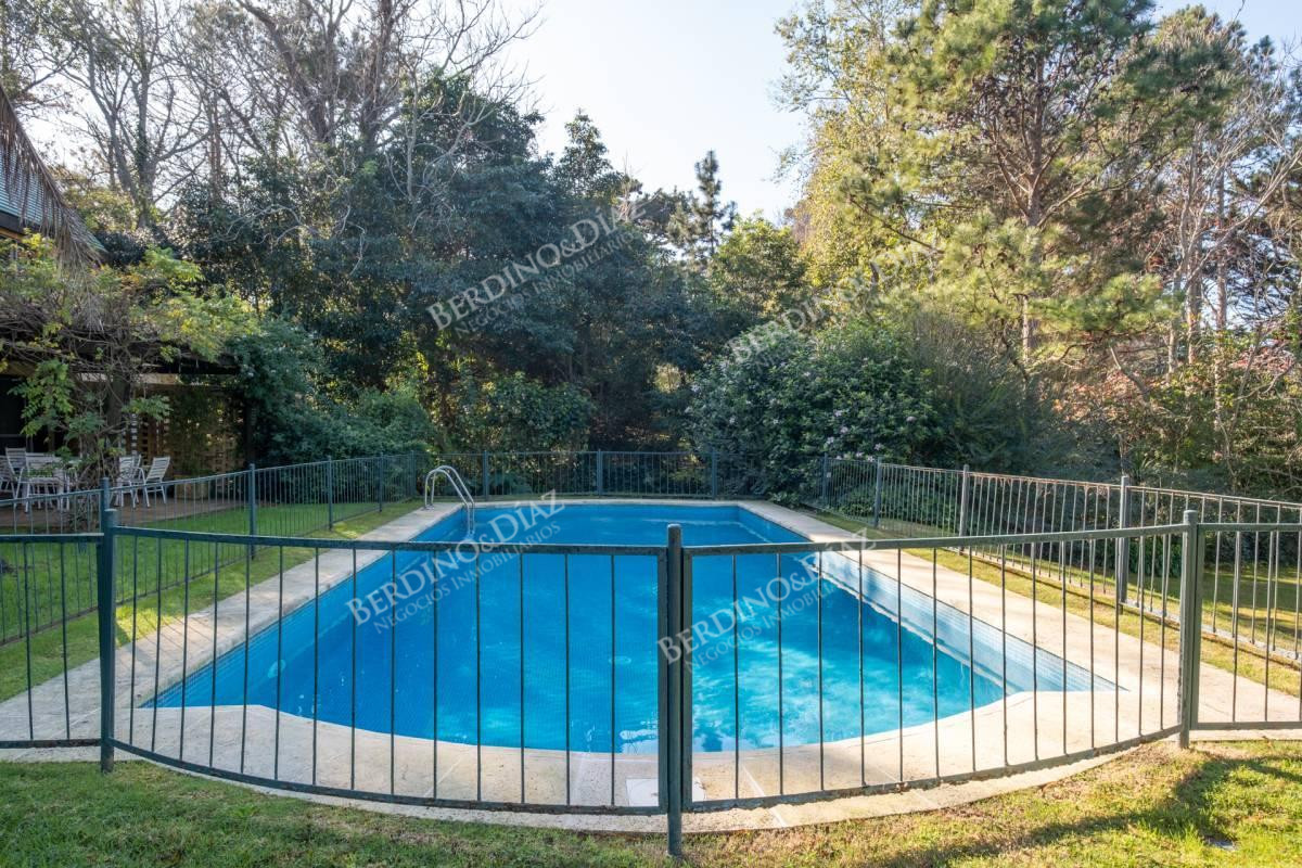 Casa ID.2351 - Casa en 3 niveles 6 dormitorios Barrio Golf en venta Punta del Este