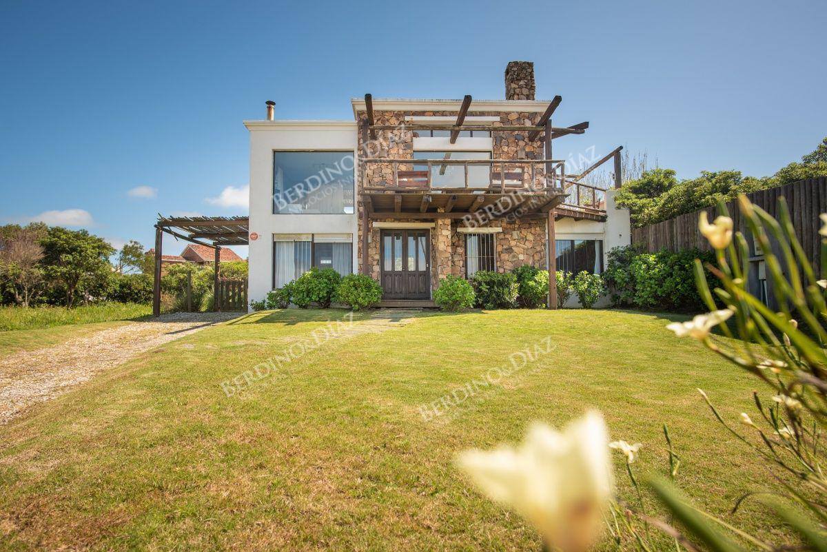 Casa ID.2254 - Casa encantadora en venta frente al mar En Manantiales
