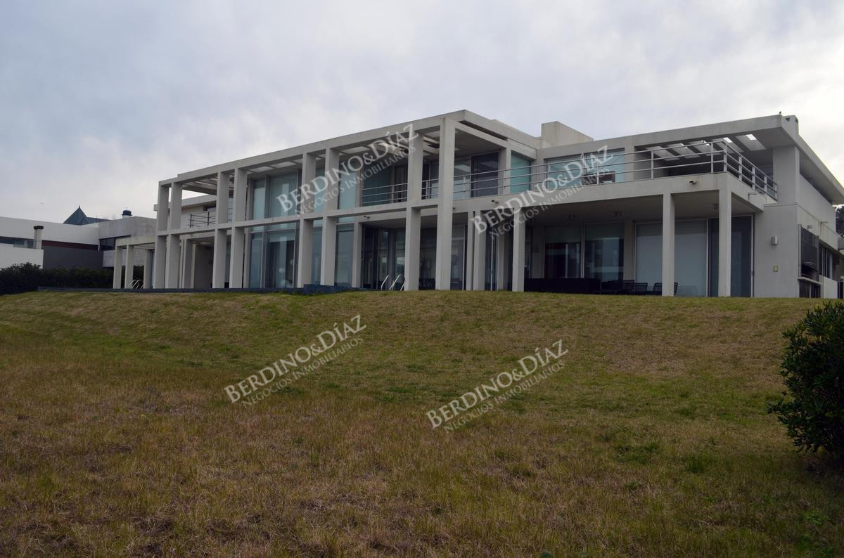 Casa ID.2226 - Residencia espectacular ubicada en primera linea del mar La Barra