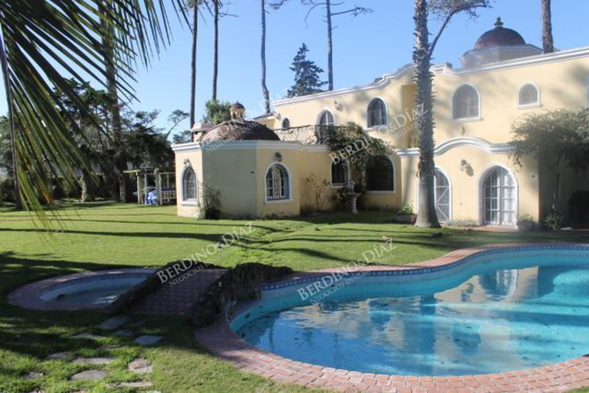 Casa ID.2249 - Casa de estilo ubicada en Barrio Golf  venta 4 dormitorios