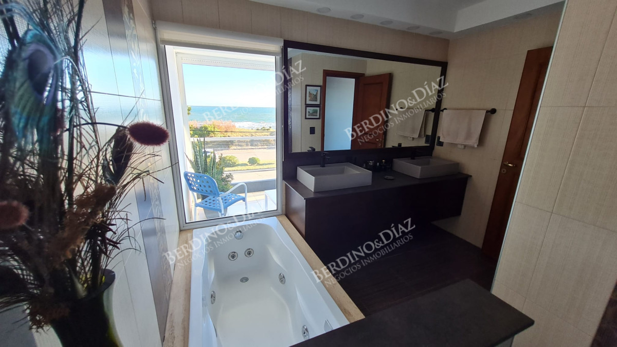 Casa ID.371 - Casa Exclusiva Residencia de 3 niveles Frente al Mar 