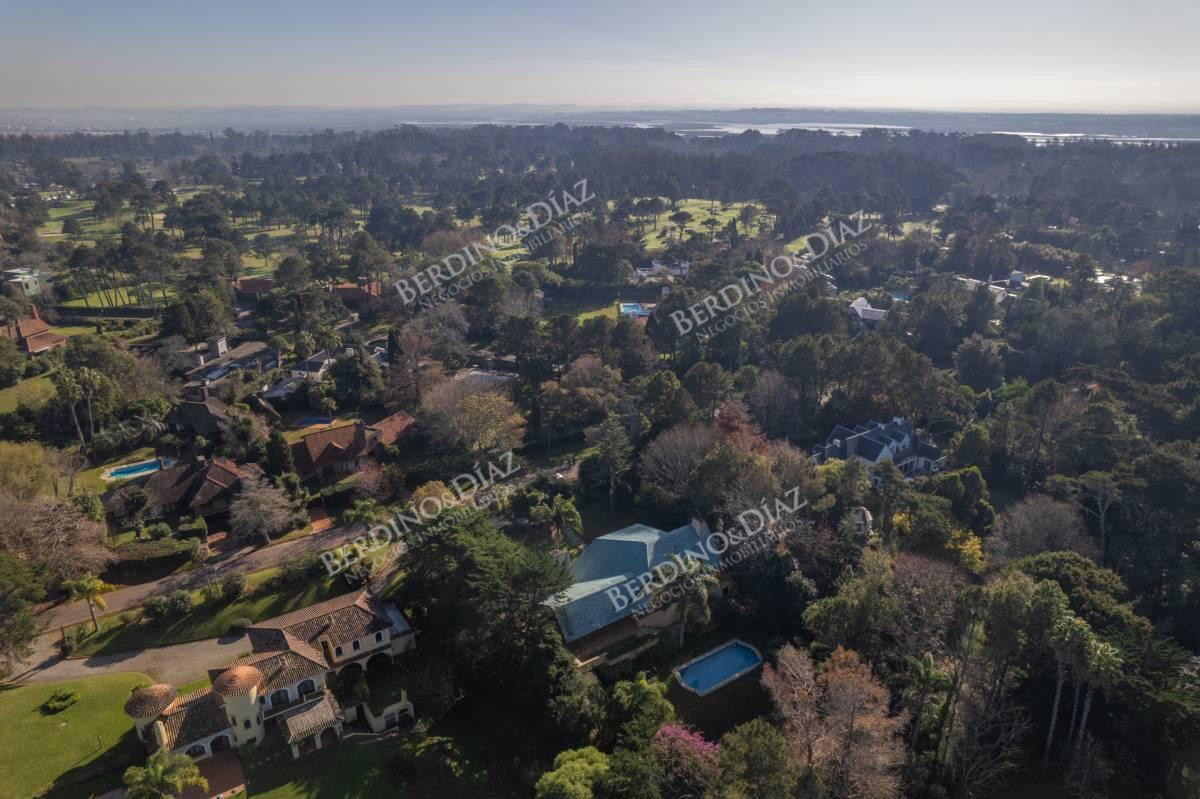 Casa ID.2351 - Casa en 3 niveles 6 dormitorios Barrio Golf en venta Punta del Este