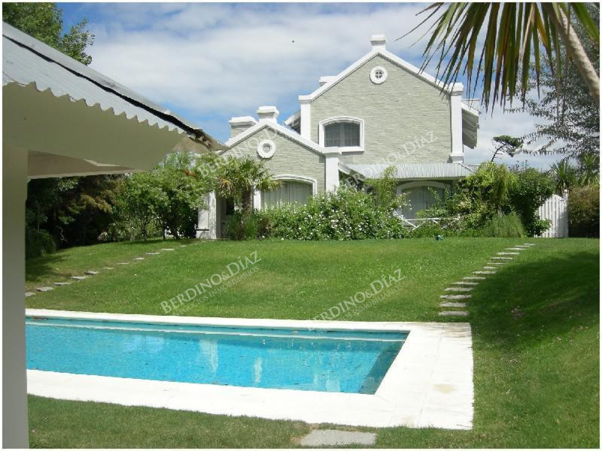 Casa ID.2216 - Hermosa casa en venta de 6 dormis en Montoya con vista al mar