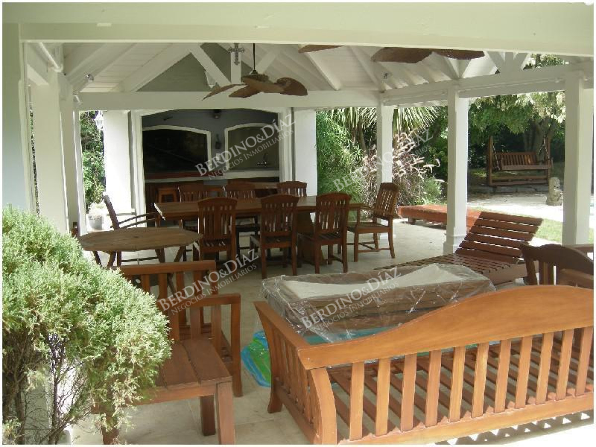 Casa ID.2216 - Hermosa casa en venta de 6 dormis en Montoya con vista al mar
