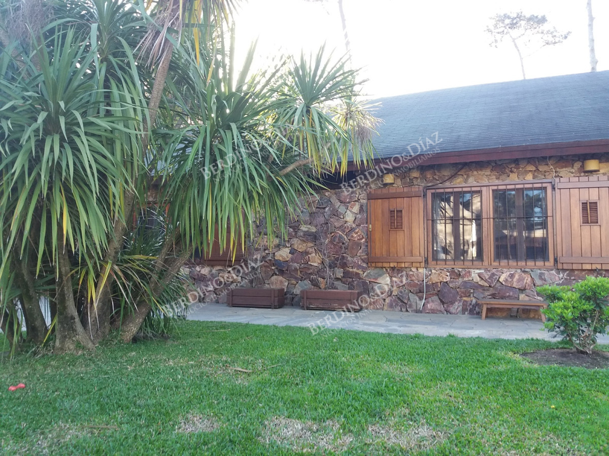 Casa ID.2407 - Casa en venta en Playa Mansa excelente construccion