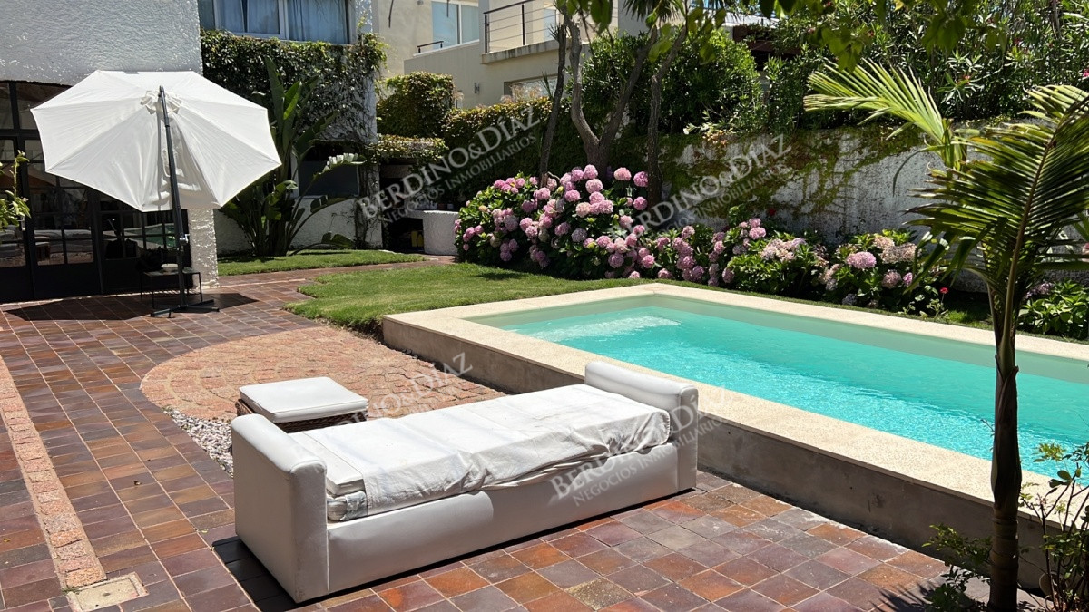 Casa ID.25 -  Casa Estilo Tradicional Ubicada en la Zona mas Exclusiva de Punta del Este