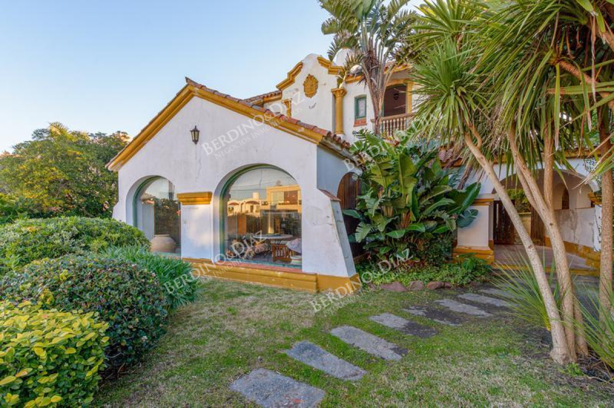 Casa ID.2331 - Residencia antigua en venta en Zona Faro Punta del Este