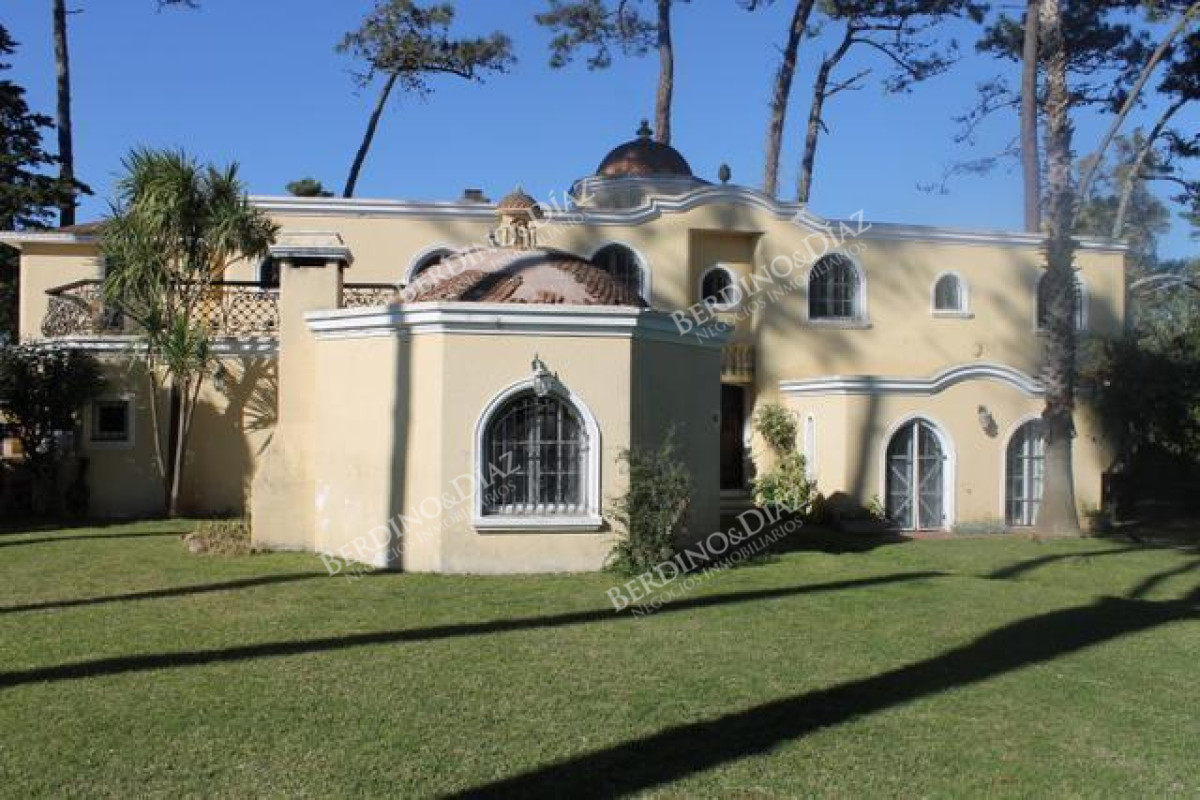 Casa ID.2249 - Casa de estilo ubicada en Barrio Golf  venta 4 dormitorios