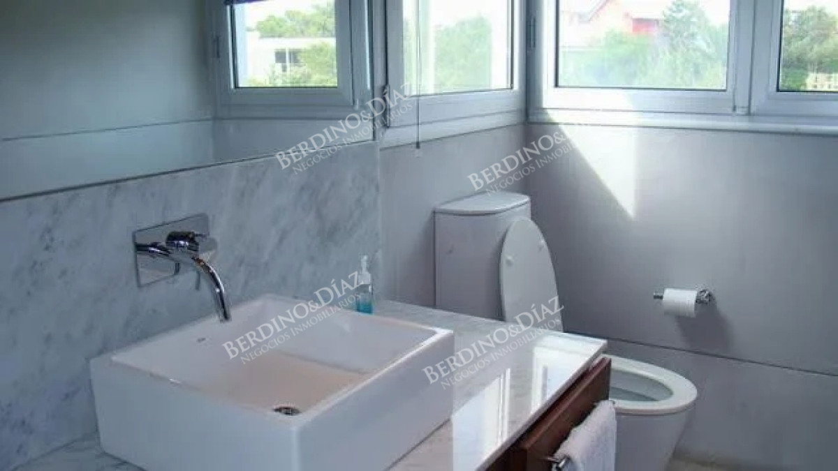 Casa ID.2178 - Casa minimalista con vista al oceano sobre Ruta 10
