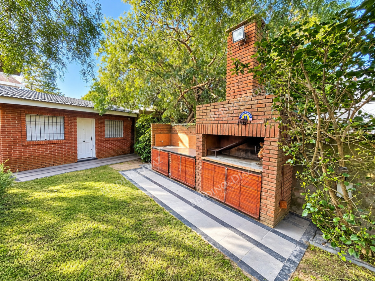 Casa ID.143 - Venta Chalet tradicional a metros de de Playa Mansa