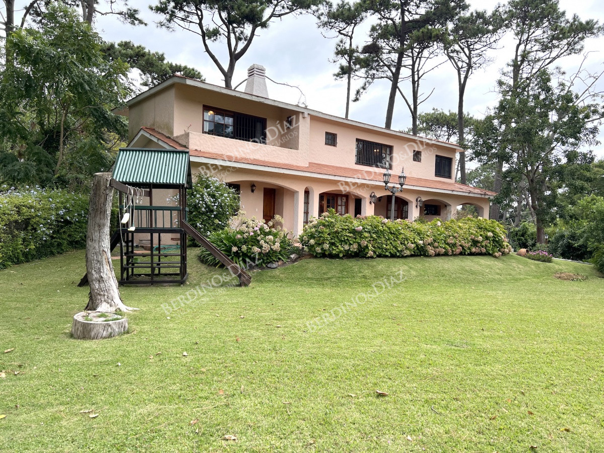 Casa ID.327 - Espléndida residencia de estilo mediterraneo sobre importante Avenida