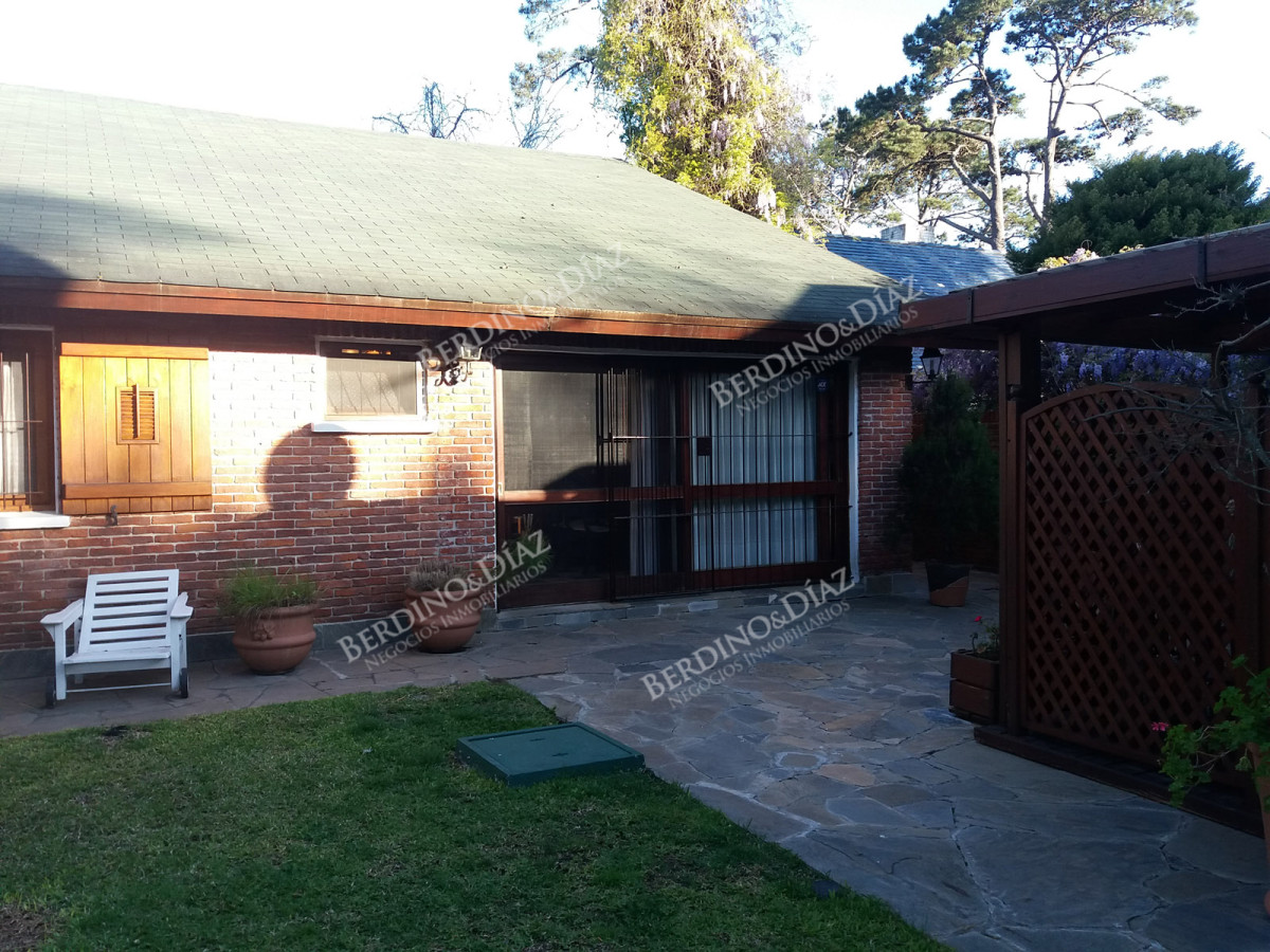 Casa ID.2407 - Casa en venta en Playa Mansa excelente construccion