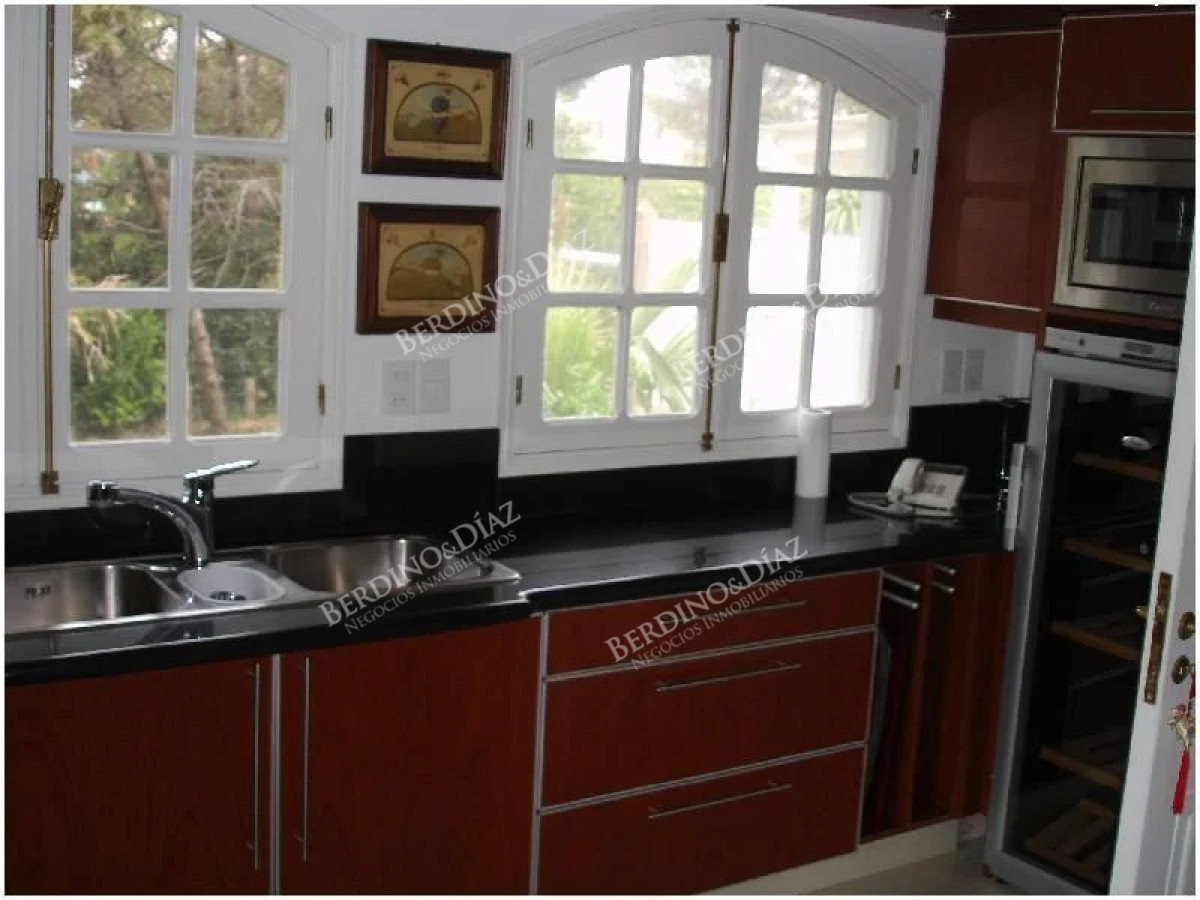 Casa ID.2216 - Hermosa casa en venta de 6 dormis en Montoya con vista al mar