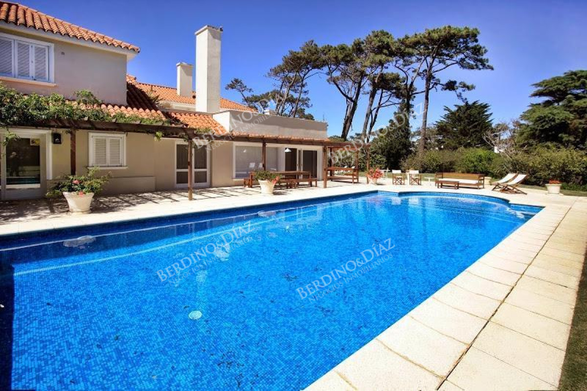 Casa ID.2201 - Venta espectacular casa Playa Brava a 100 metros del mar 