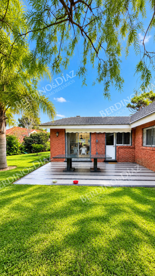 Casa ID.143 - Venta Chalet tradicional a metros de de Playa Mansa