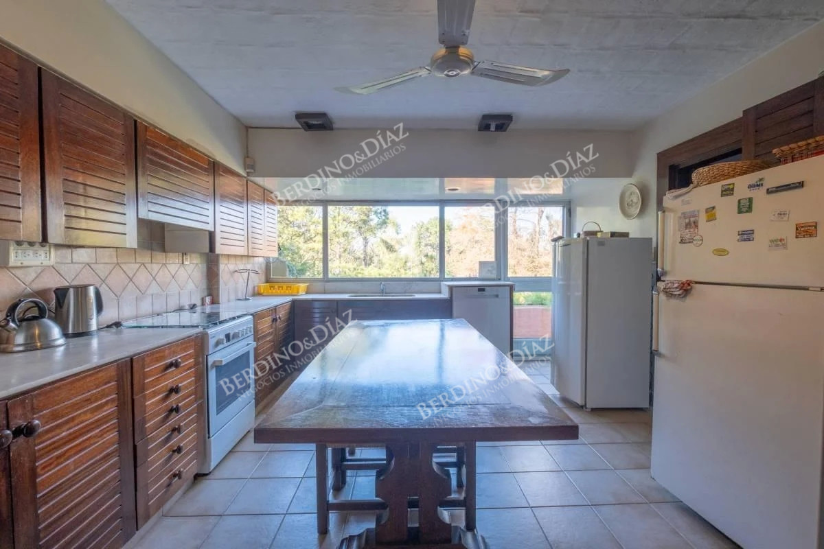 Casa ID.2351 - Casa en 3 niveles 6 dormitorios Barrio Golf en venta Punta del Este