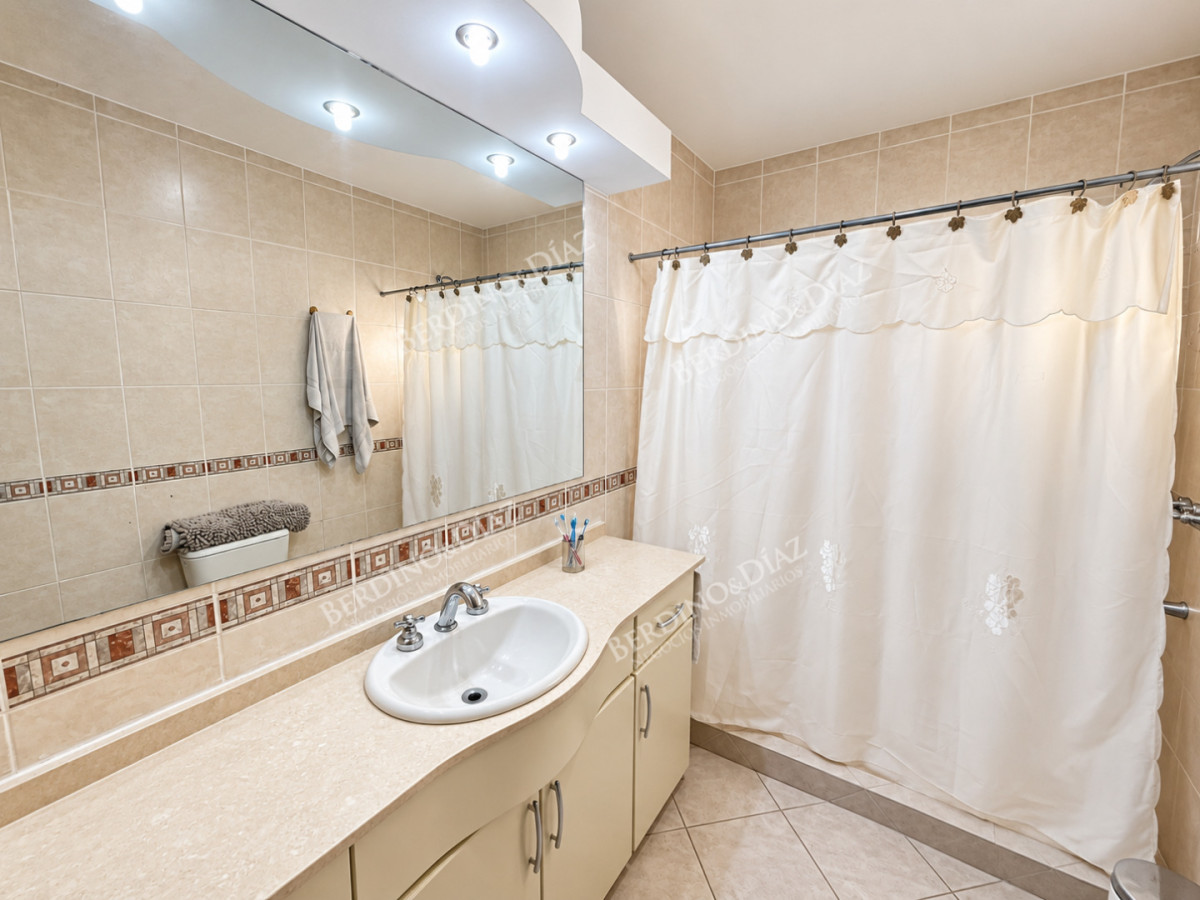 Casa ID.143 - Venta Chalet tradicional a metros de de Playa Mansa