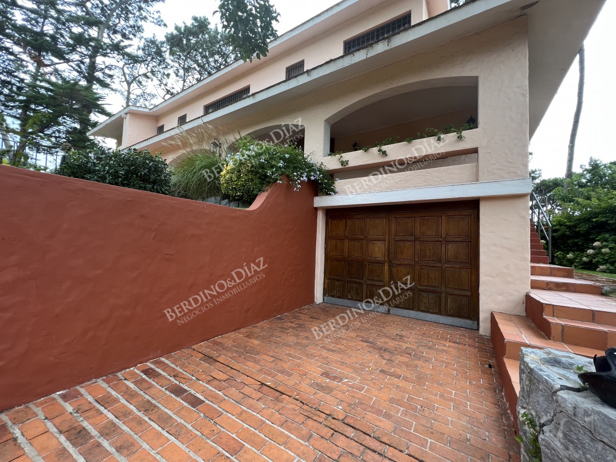 Casa ID.327 - Espléndida residencia de estilo mediterraneo sobre importante Avenida