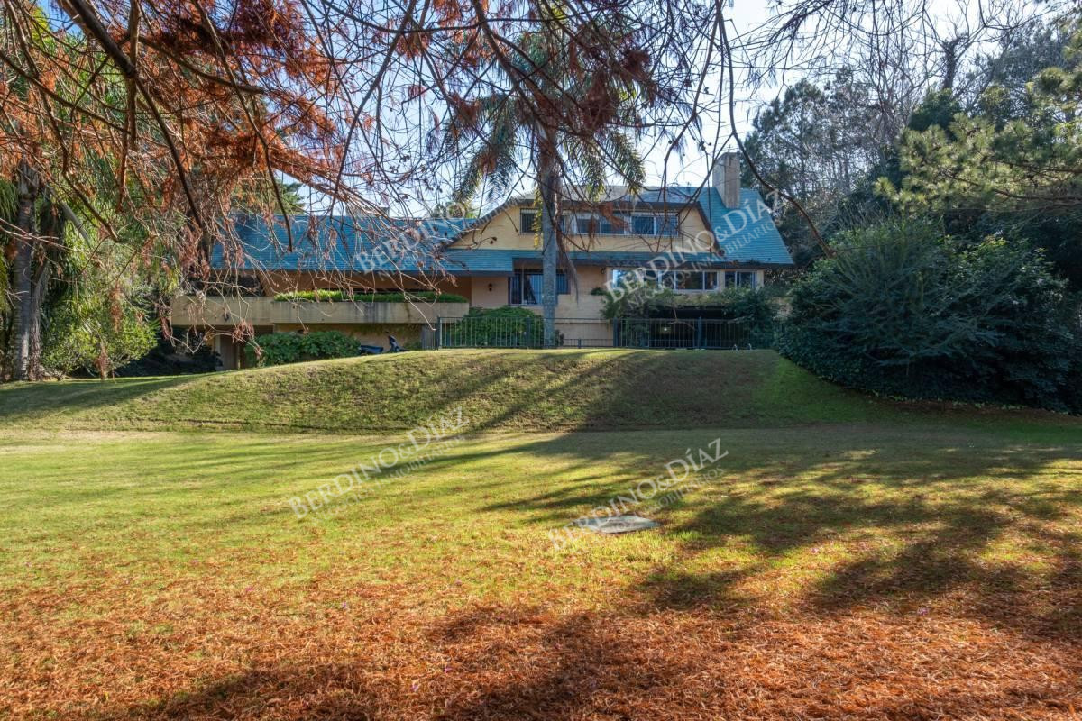 Casa ID.2351 - Casa en 3 niveles 6 dormitorios Barrio Golf en venta Punta del Este