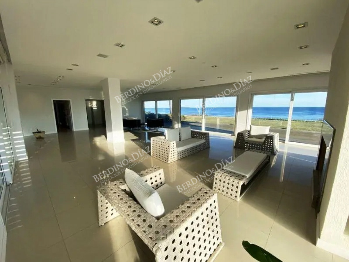 Casa ID.887 - Espectacular Casa Frente al Mar en Punta del Este