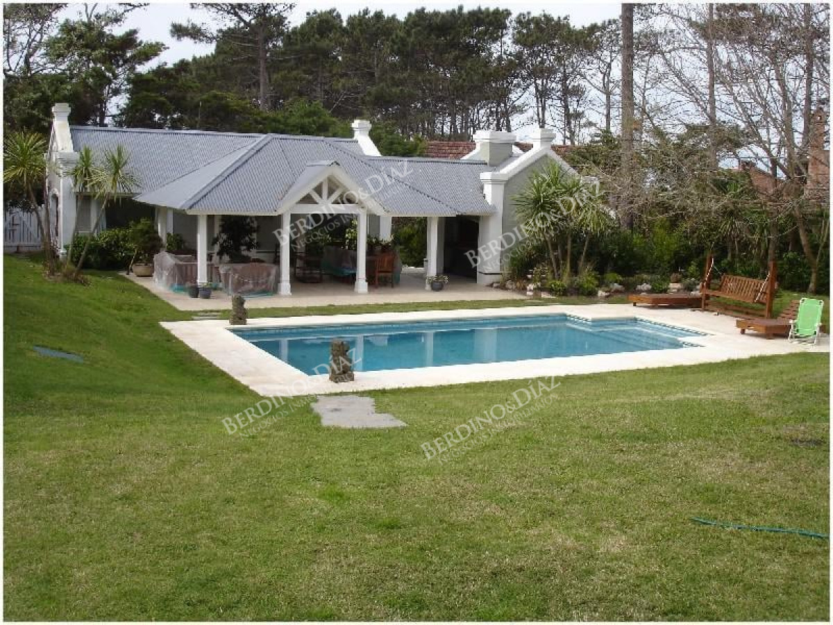Casa ID.2216 - Hermosa casa en venta de 6 dormis en Montoya con vista al mar