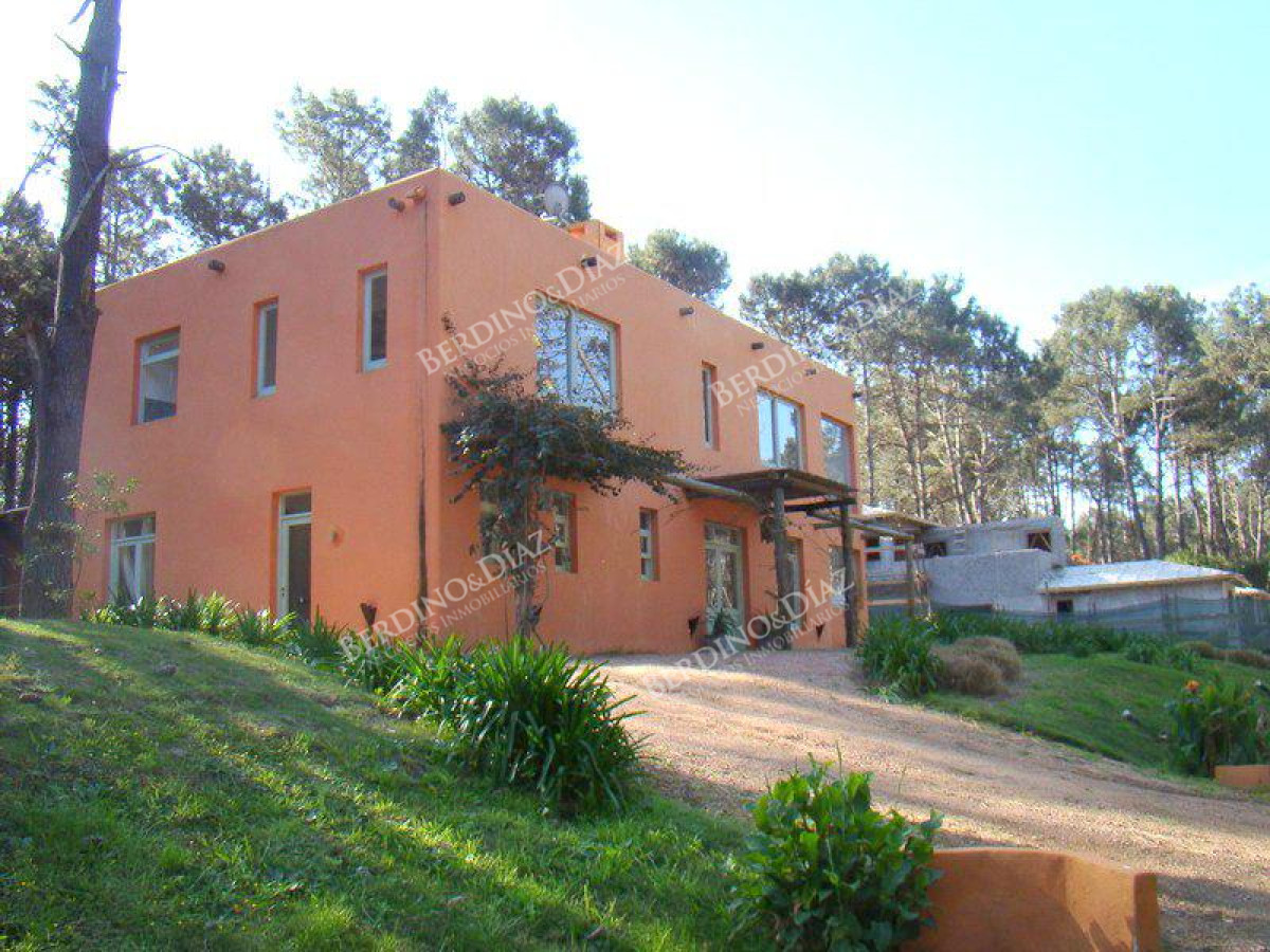 Casa ID.84 - Hermosa y Espectacular Casa en Laguna Blanca una Zona Exclusiva de Mucha Categoría