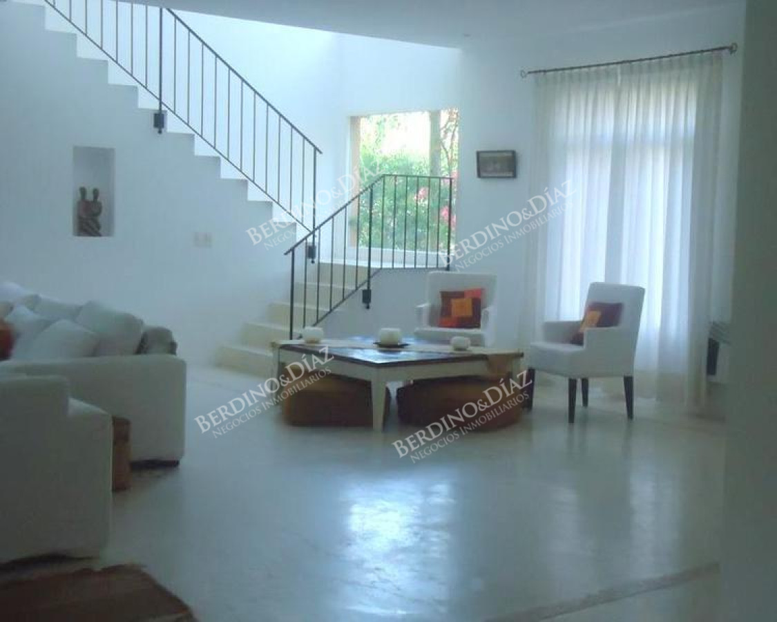 Casa ID.84 - Hermosa y Espectacular Casa en Laguna Blanca una Zona Exclusiva de Mucha Categoría