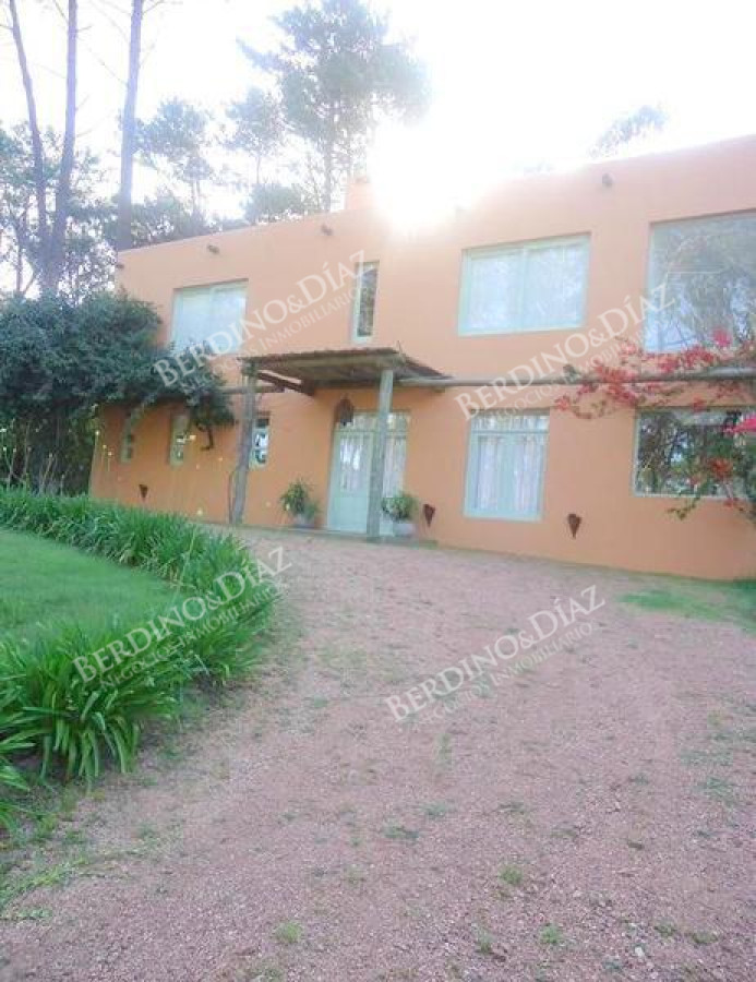 Casa ID.84 - Hermosa y Espectacular Casa en Laguna Blanca una Zona Exclusiva de Mucha Categoría