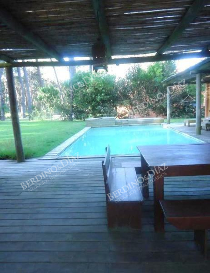 Casa ID.84 - Hermosa y Espectacular Casa en Laguna Blanca una Zona Exclusiva de Mucha Categoría