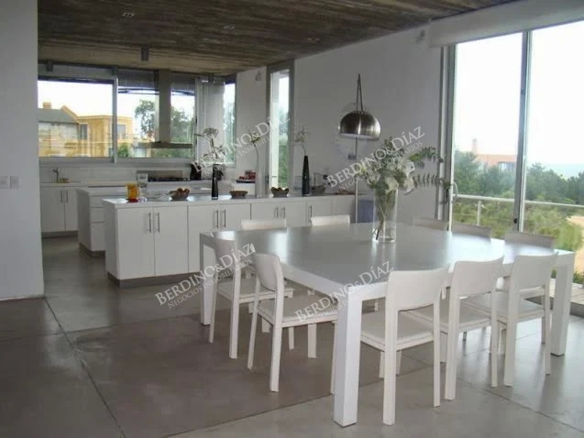 Casa ID.2178 - Casa minimalista con vista al oceano sobre Ruta 10