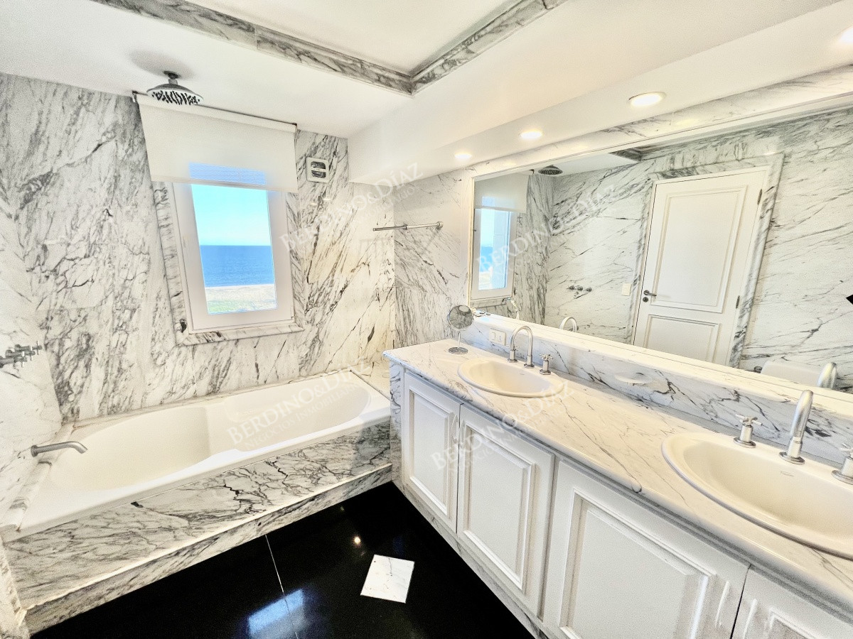 Casa ID.1498 - Espectacular Mansión en venta  frente al Mar en Punta del Este