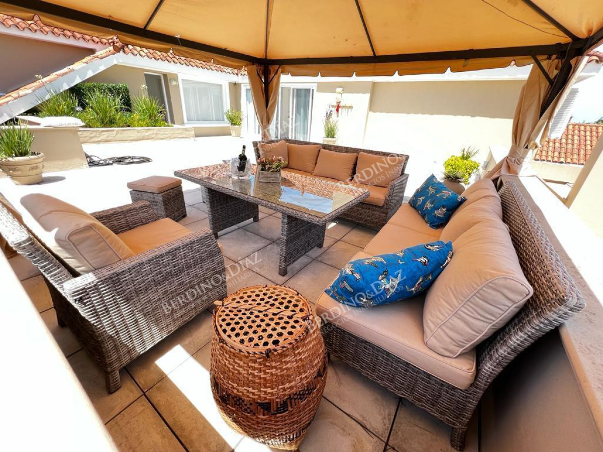 Casa ID.2201 - Venta espectacular casa Playa Brava a 100 metros del mar 