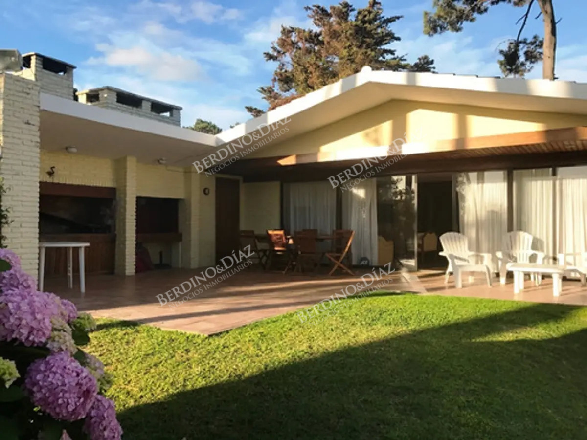 Casa ID.2821 - Casa espectacular en Playa Mansa en venta para proyecto 
