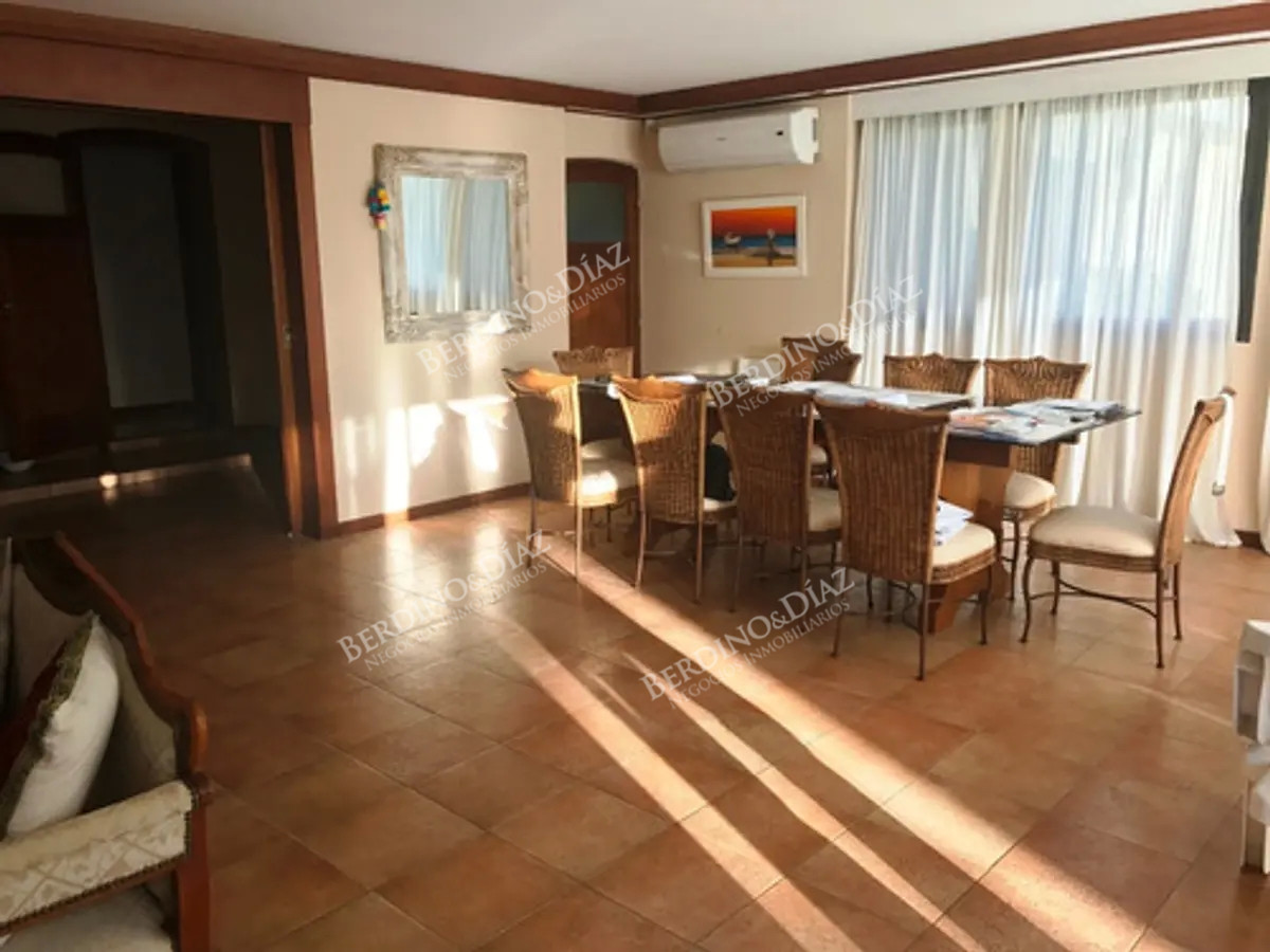 Casa ID.2821 - Casa espectacular en Playa Mansa en venta para proyecto 