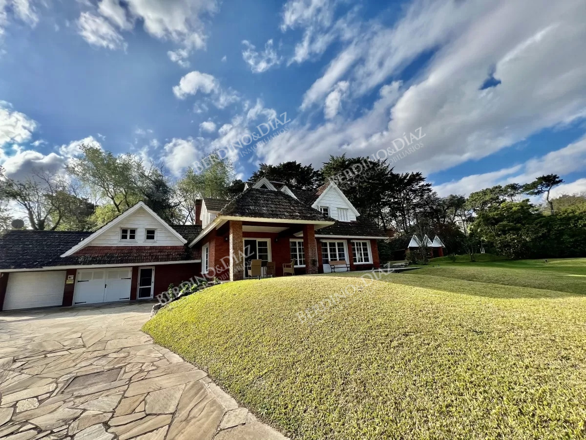 Casa ID.1886 - Chalet con Historia. Un Clásico de Punta del Este a 300 metros del mar