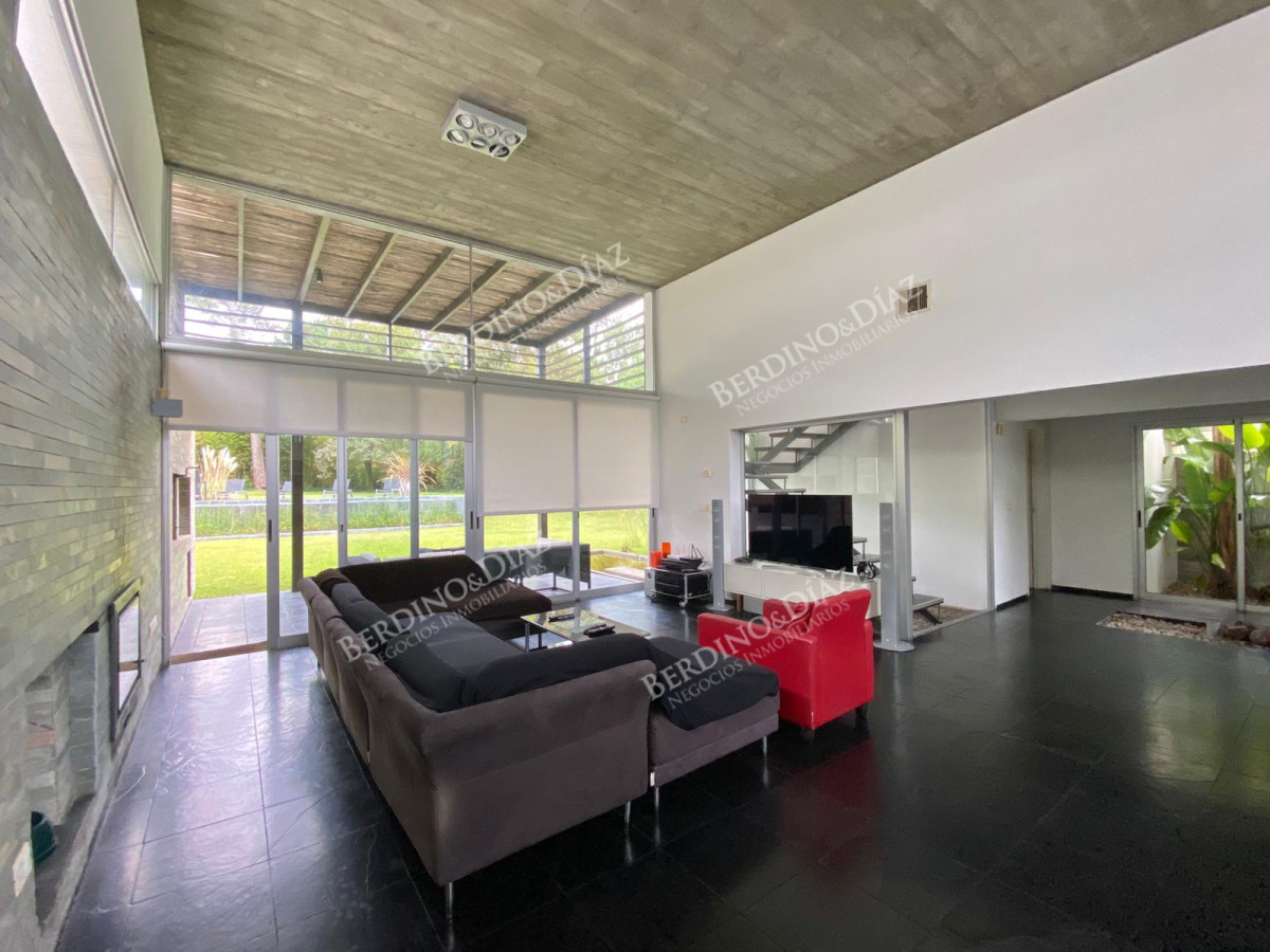 Casa ID.2411 - Casa moderna en venta 5 dormitorios en San Rafael