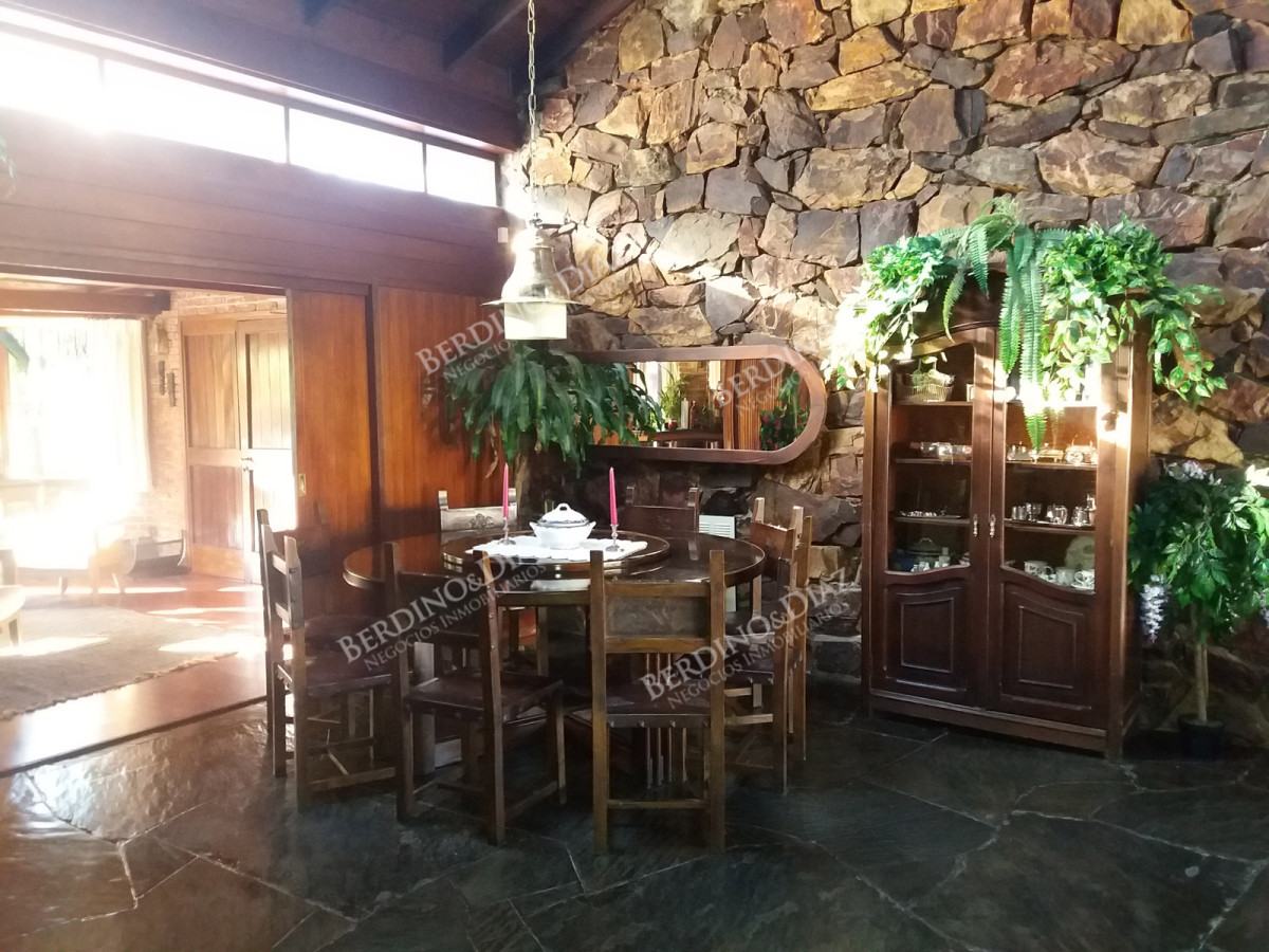 Casa ID.2407 - Casa en venta en Playa Mansa excelente construccion