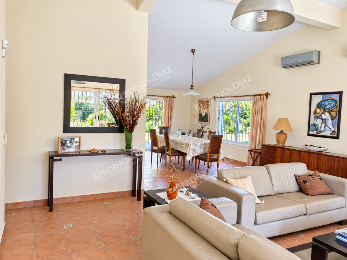 Casa ID.143 - Venta Chalet tradicional a metros de de Playa Mansa