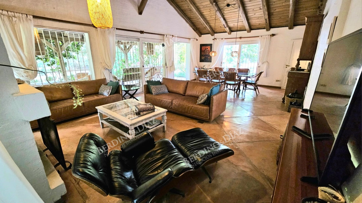 Casa ID.2307 - Casa en venta en Parque Burnet 6000 metros de terreno