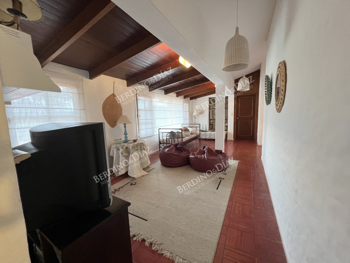 Casa ID.327 - Espléndida residencia de estilo mediterraneo sobre importante Avenida