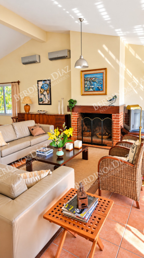 Casa ID.143 - Venta Chalet tradicional a metros de de Playa Mansa
