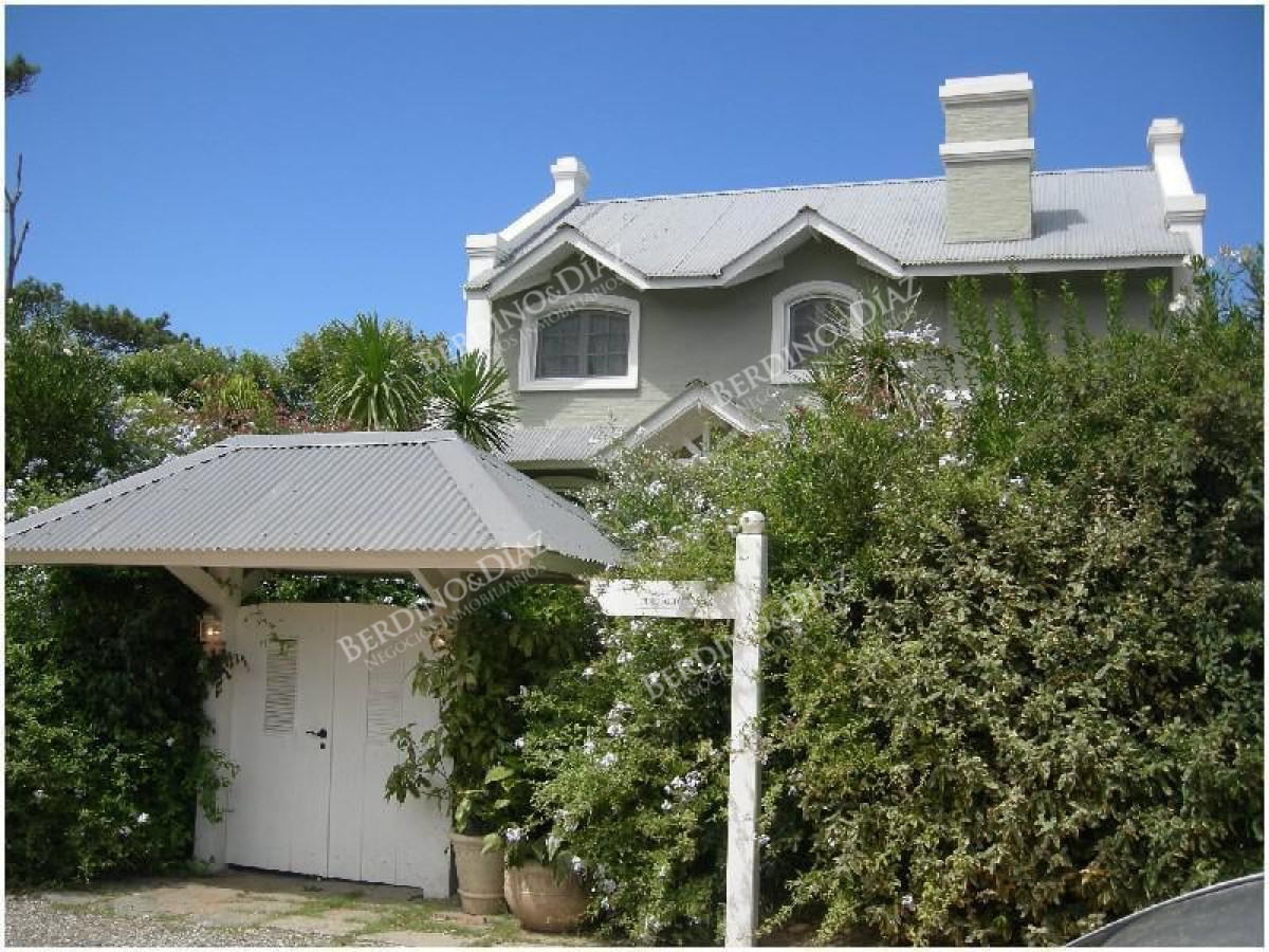 Casa ID.2216 - Hermosa casa en venta de 6 dormis en Montoya con vista al mar
