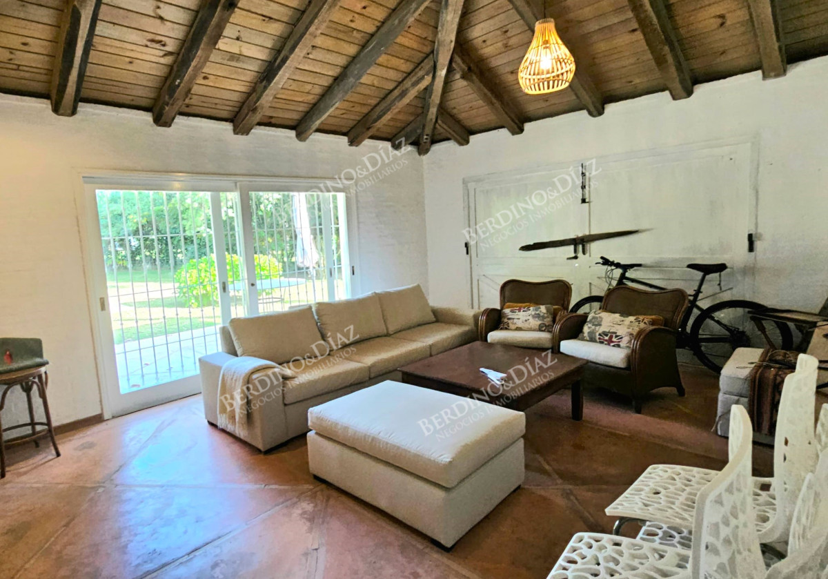 Casa ID.2307 - Casa en venta en Parque Burnet 6000 metros de terreno
