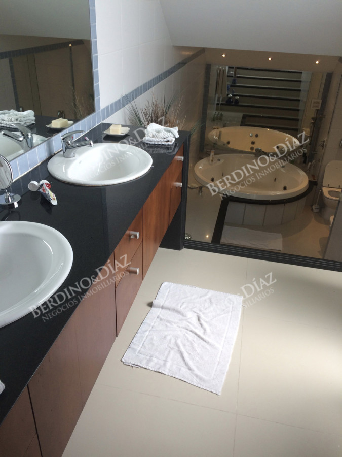 Casa ID.2385 - Escpectacular casa frente al mar de 3 niveles en venta Brava