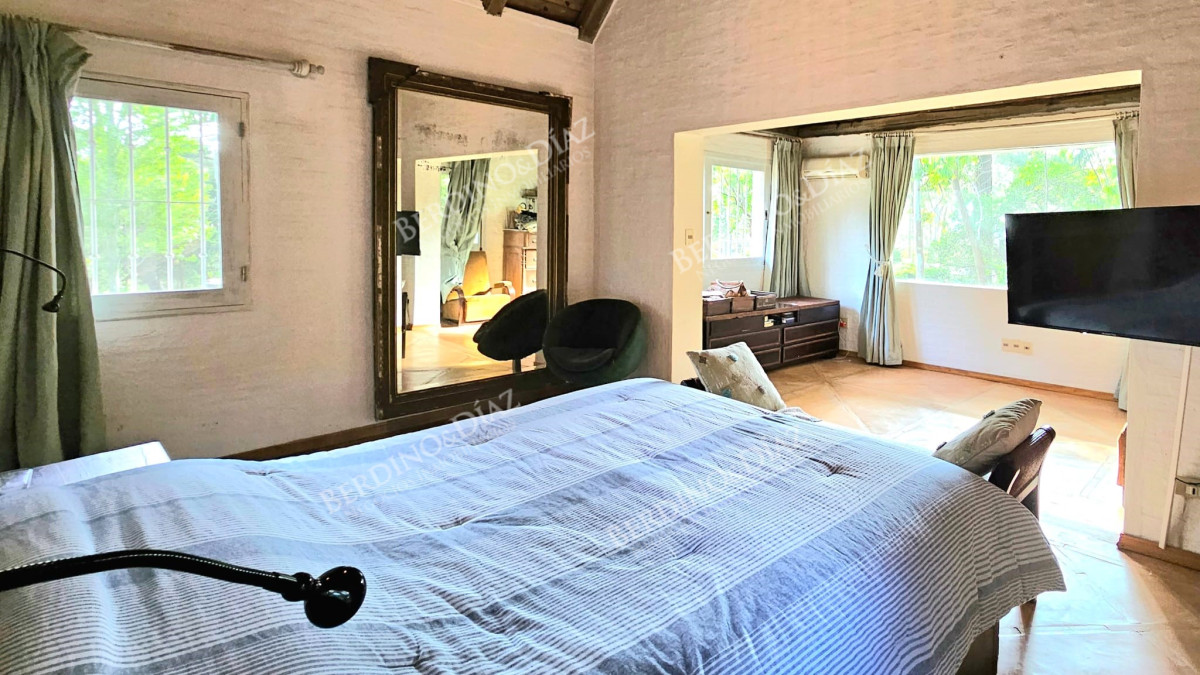 Casa ID.2307 - Casa en venta en Parque Burnet 6000 metros de terreno