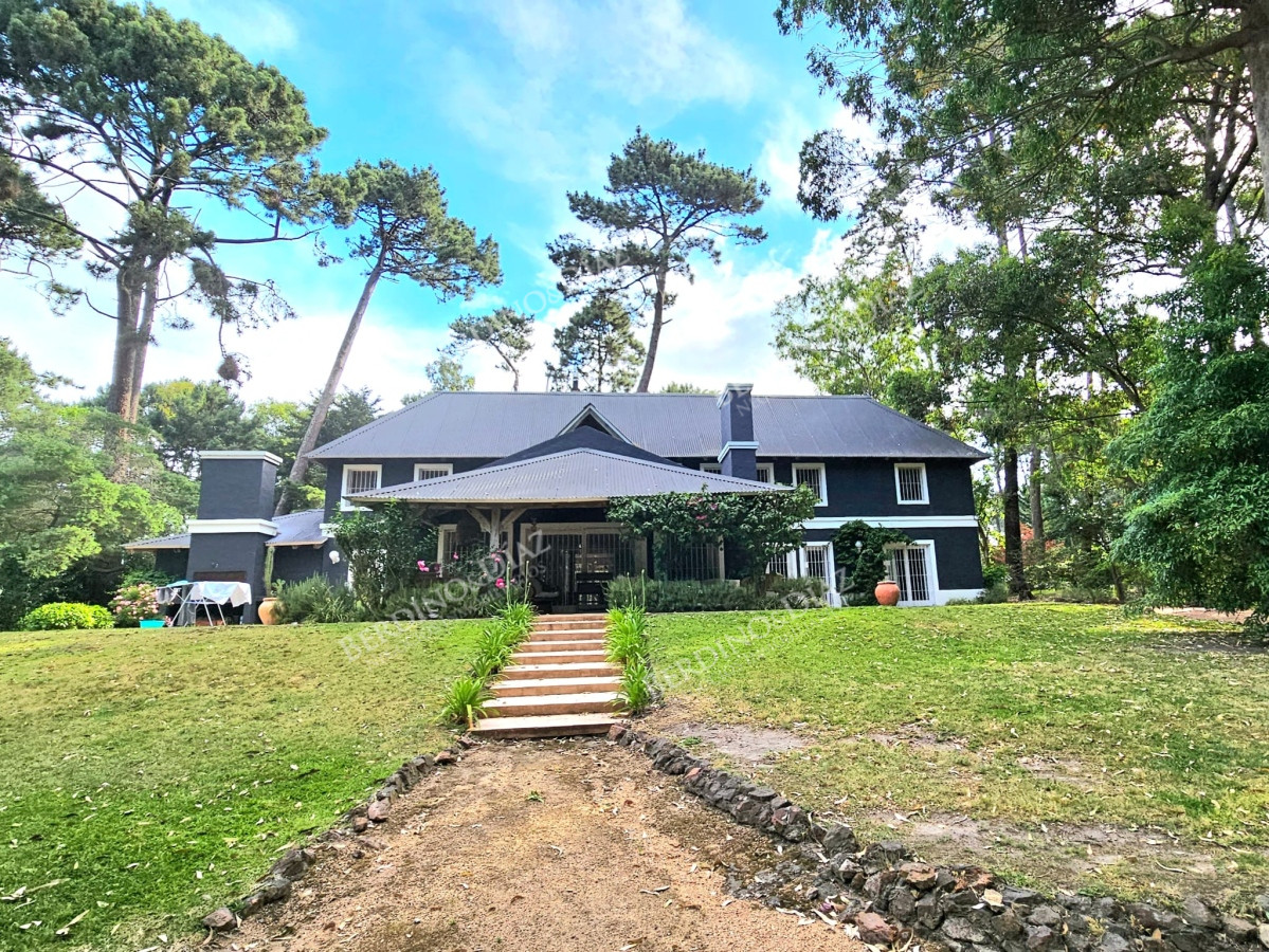 Casa ID.2307 - Casa en venta en Parque Burnet 6000 metros de terreno
