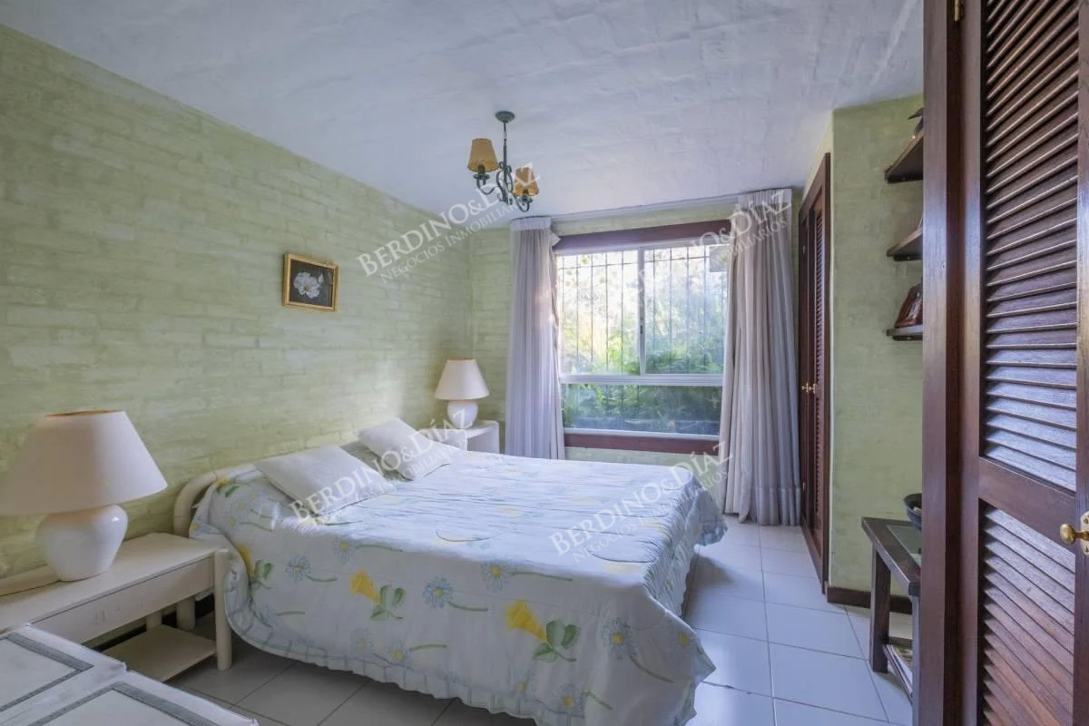 Casa ID.2351 - Casa en 3 niveles 6 dormitorios Barrio Golf en venta Punta del Este
