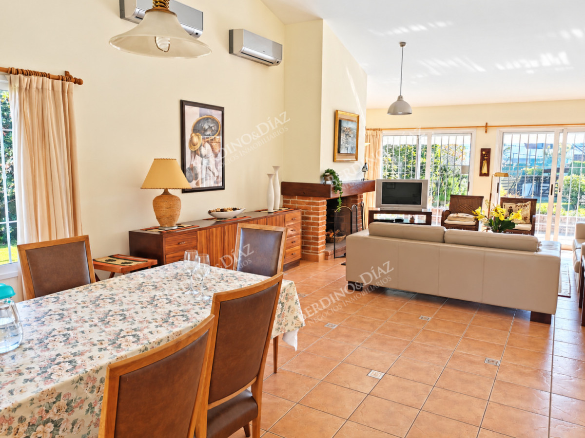 Casa ID.143 - Venta Chalet tradicional a metros de de Playa Mansa