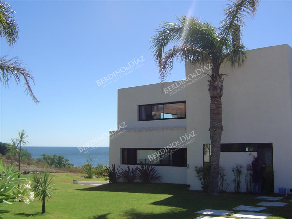 Casa ID.2391 - Casa frente al mar sobre lomo de Punta Ballena en venta 